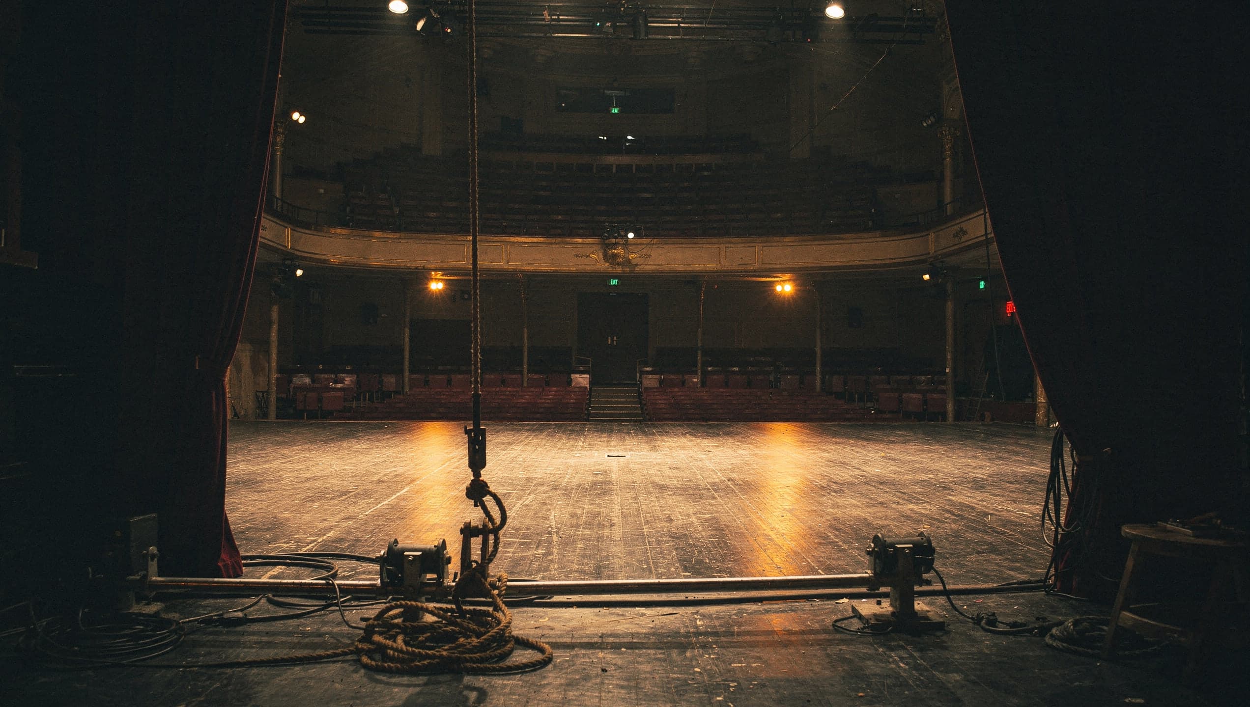 Une scène d'opéra vide vue depuis les coulisses