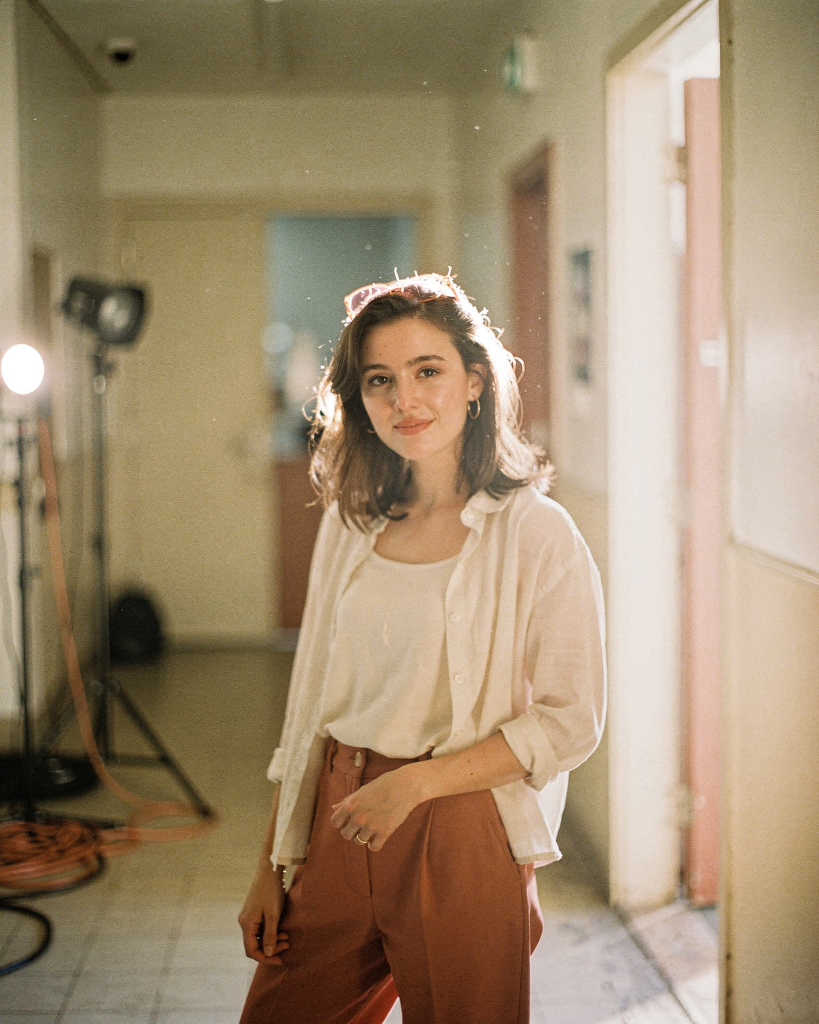 Emma, jeune mezzo, dans un couloir de coulisses