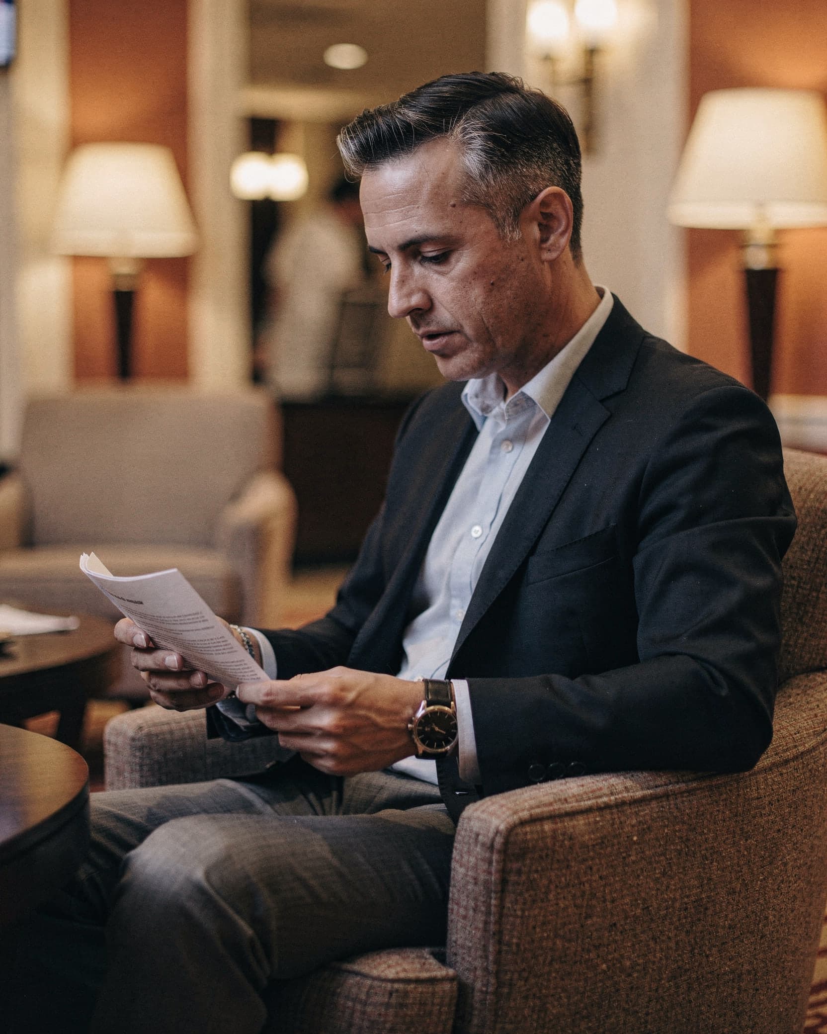 Markus, baryton, consulte des documents dans un hall d'hôtel