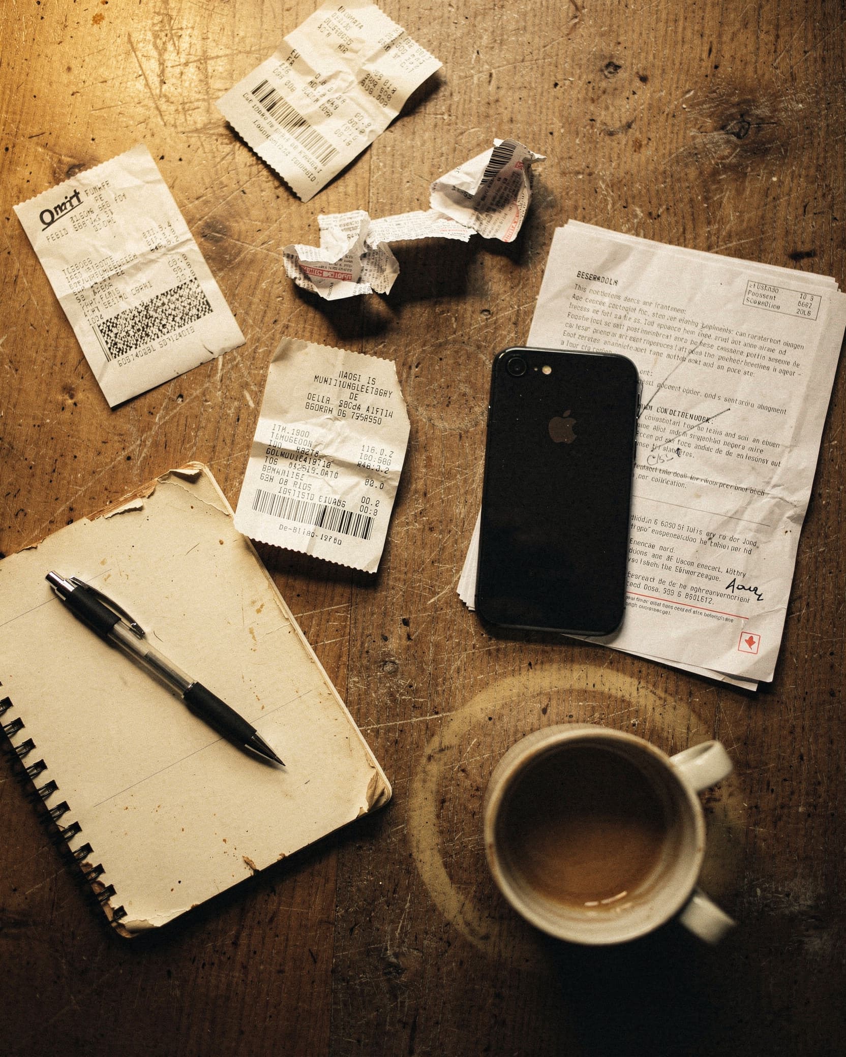 Reçus, billets et contrats éparpillés sur une table de travail
